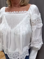 Vit blus med vackra spetsdetaljer