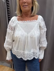 Vit blus med vackra spetsdetaljer