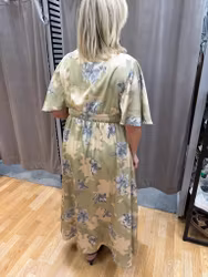 Grön långklänning med blommönster