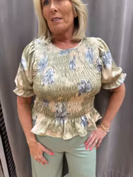 Grön topp med smock och volanger