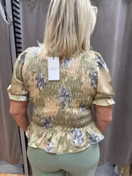 Grön topp med smock och volanger