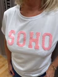 Vit t-shirt med rosa sydd text SOHO