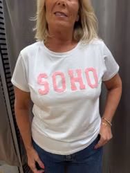 Vit t-shirt med rosa sydd text SOHO