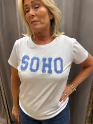 Vit t-shirt med blå sydd text SOHO