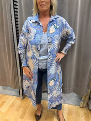 Blå mönstrad klänning med knappar och lång ärm