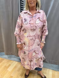 Rosa mönstrad klänning med knappar och lång ärm