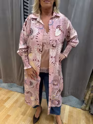 Rosa mönstrad klänning med knappar och lång ärm