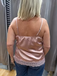 Rosa satinlinne med spetsdetaljer