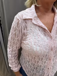 Ljusrosa spetsskjorta