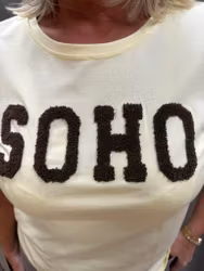 Gul t-shirt med brun sydd text SOHO