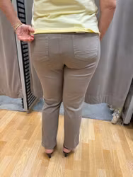 Gråbruna stretchiga byxor med detaljer på fickorna