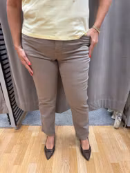 Gråbruna stretchiga byxor med detaljer på fickorna