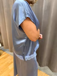 Blå satinblus med spetskant