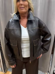 Brun jacka i skinnimitation