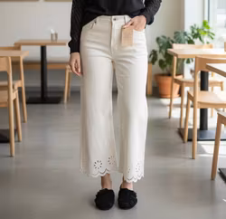 Kampanj - Cremefärgade croppade byxor med broderad kant