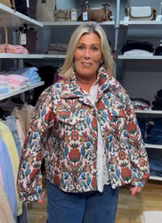 Mönstrad jacka i kort modell