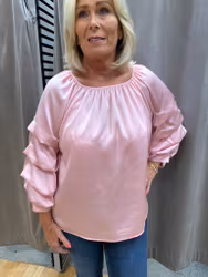 Ljusrosa satinblus med draperad ärm