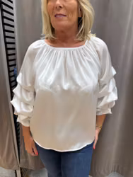 Vit satinblus med draperad ärm
