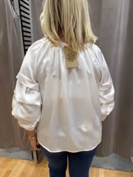 Vit satinblus med draperad ärm