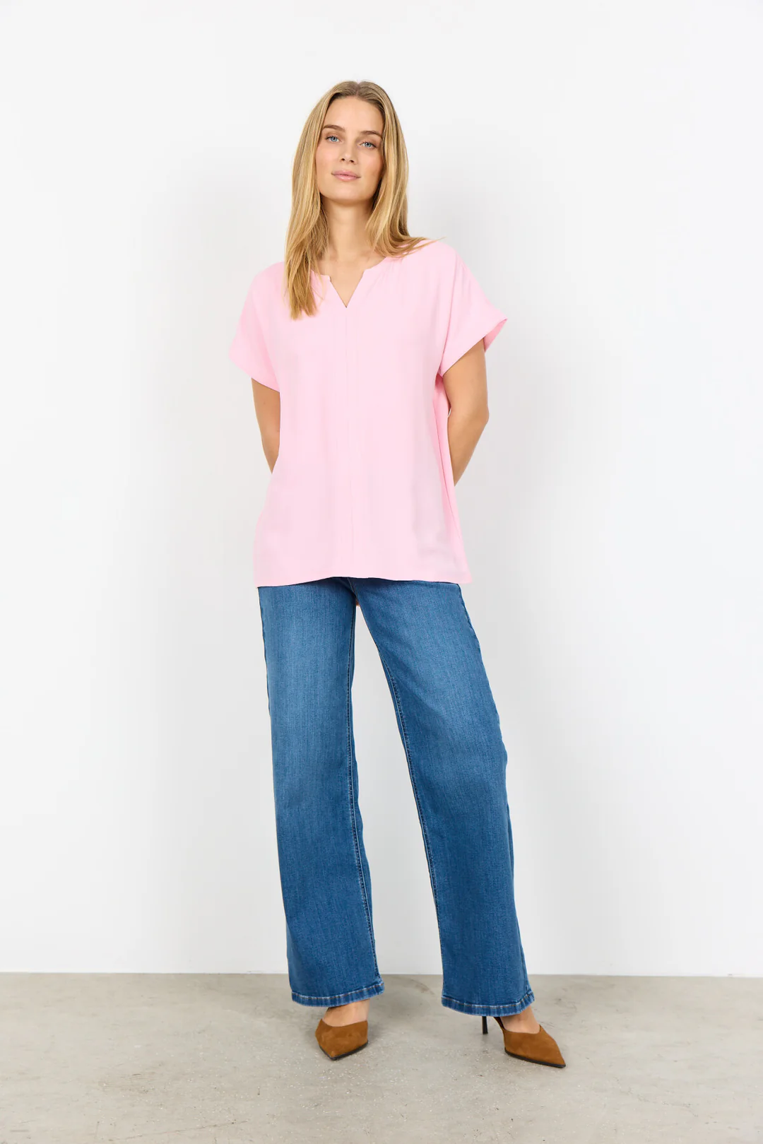 Ljusrosa blus med v-ringning