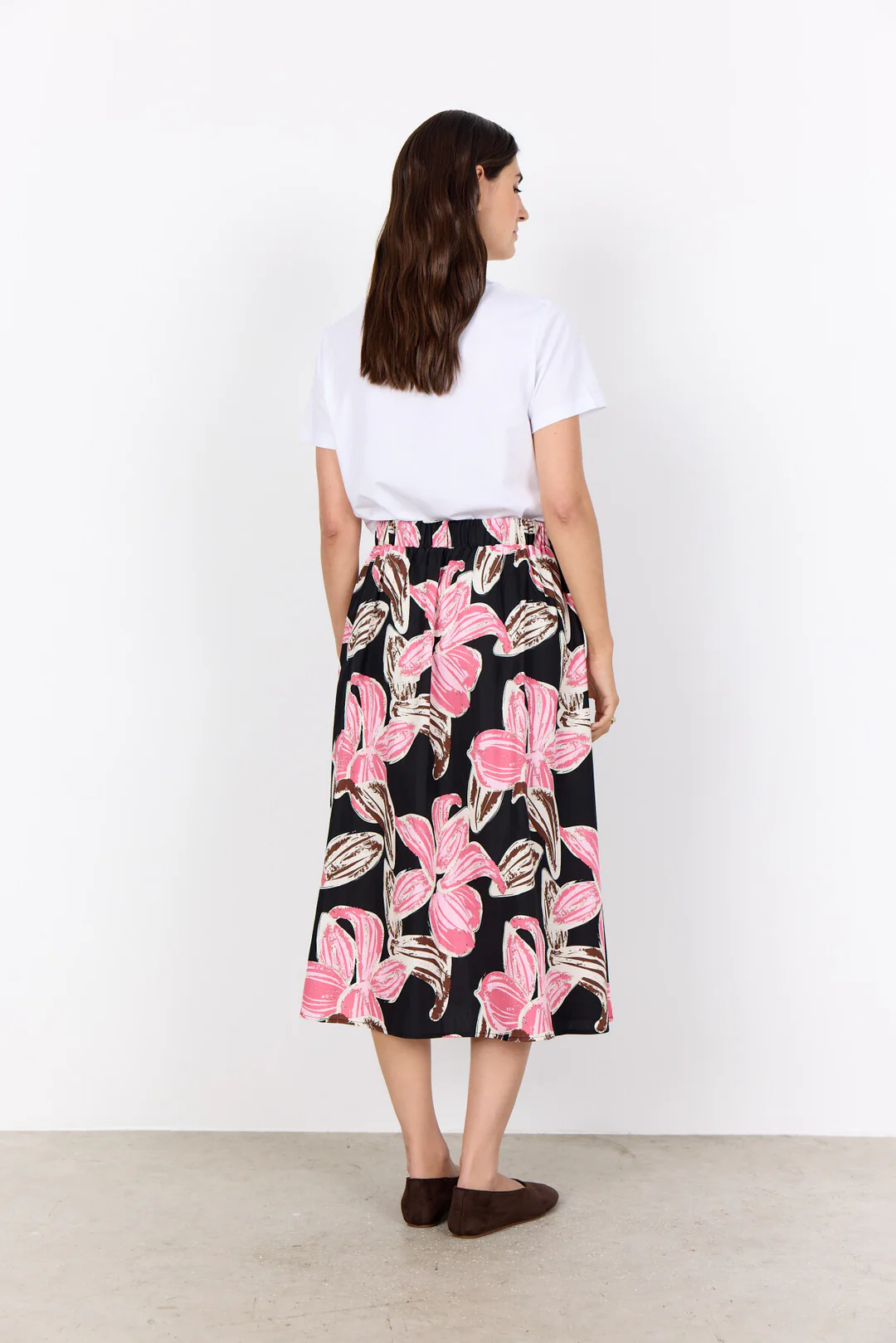 Svart midi kjol med rosa blommor