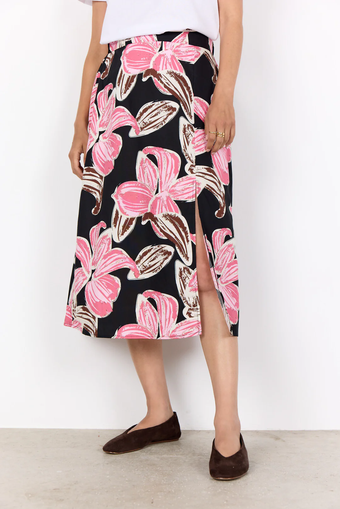 Svart midi kjol med rosa blommor