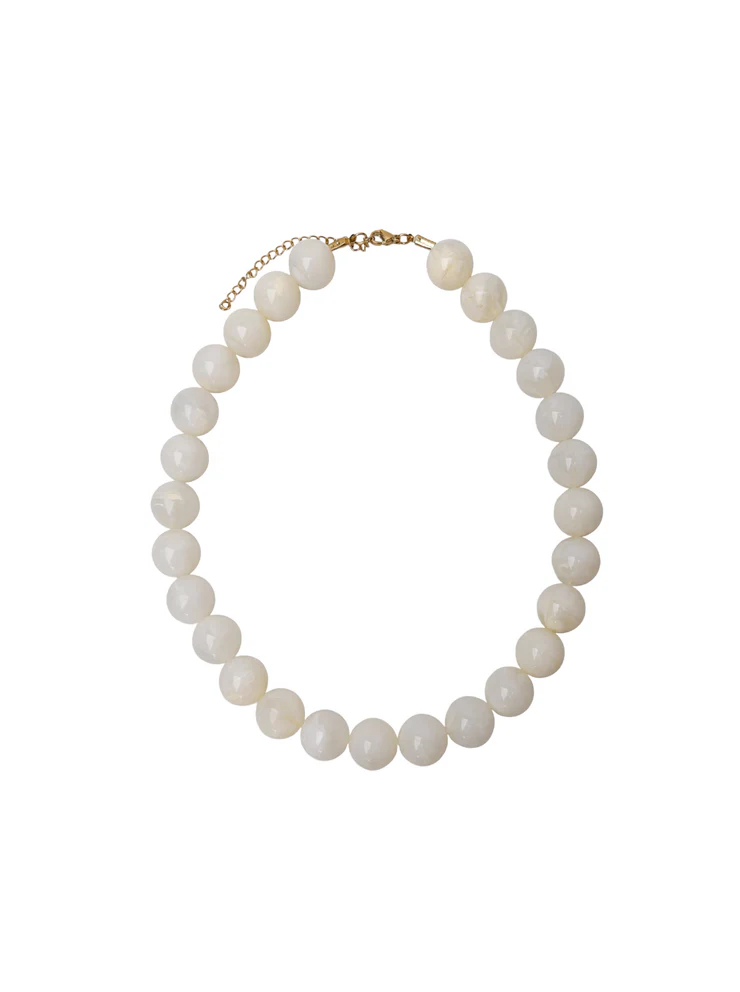 Halsband med cremefärgade kulor