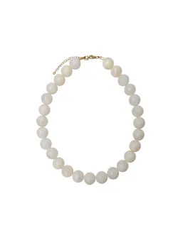 Halsband med cremefärgade kulor