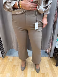 Beige stretchiga byxor med kortare ben