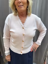 Ljusrosa kofta med hjärtformade knappar