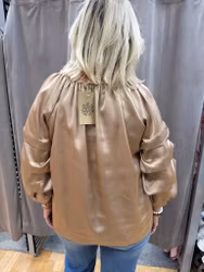 Camelfärgad satinblus med draperad ärm