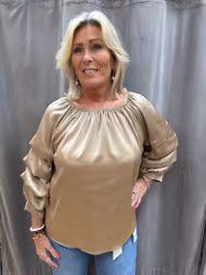 Camelfärgad satinblus med draperad ärm