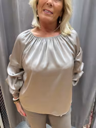 Taupe satinblus med draperad ärm