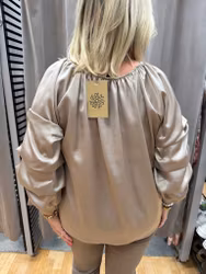 Taupe satinblus med draperad ärm