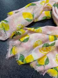 Rosa glittrig sjal med citroner