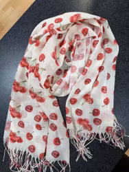 Sjal med röda körsbär