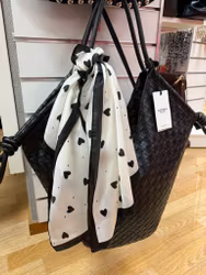 Scarves med svarta hjärtan