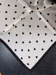 Scarves med svarta hjärtan