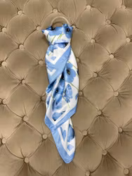 Ljusblå/vit scarf med blommigt mönster