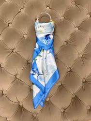 Mellanblå/vit scarf med blommor och citroner