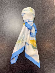 Mellanblå/vit scarf med blommor och citroner