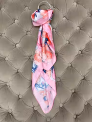 Rosa/vit scarf med blommigt mönster