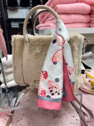 Satinscarf med fjärilsmönster