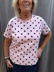 Rosa t-shirt med svarta prickar