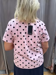 Rosa t-shirt med svarta prickar