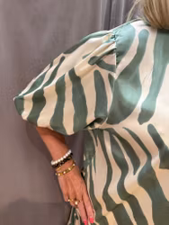 Grön zebramönstrad satinblus