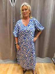 Mönstrad blå klänning med puffärm