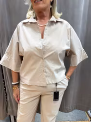 Kittfärgad blus med vid ärm och klassisk krage