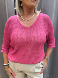 Rosa glesstickad tröja