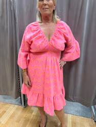 Lotta neonrosa volangklänning